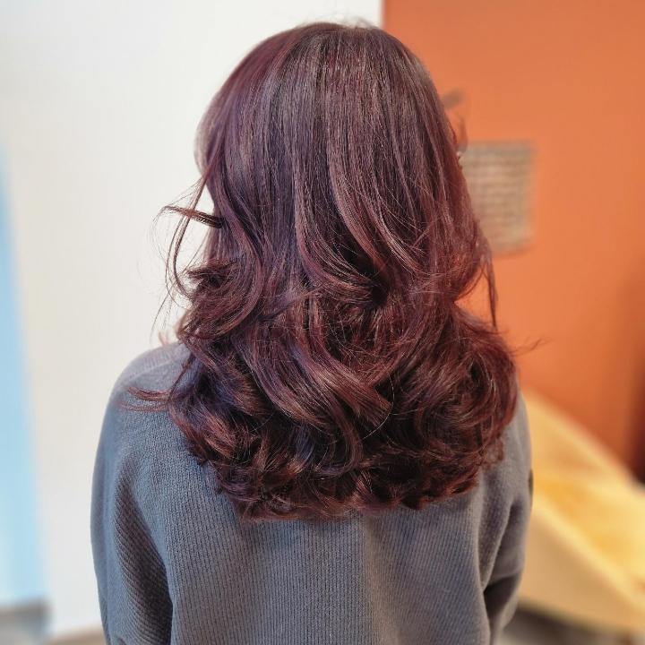 couleur violine avec un brushing souple